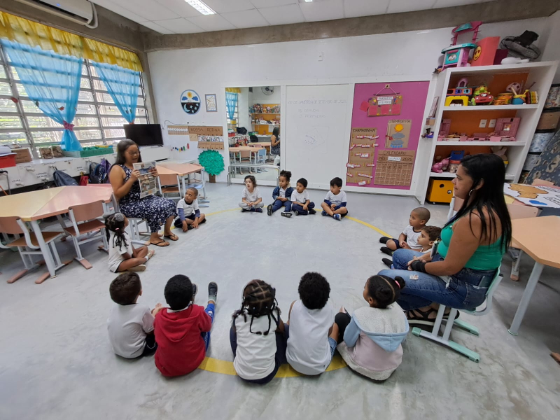 As crianças da turma EI 31 foram as grandes protagonistas desta edição! <br />
Com muita alegria e curiosidade, elas vivenciaram a experiência de serem apresentadas ao jornal físico, conhecendo de perto o mundo da comunicação e descobrindo como as notícias chegam até as pessoas.