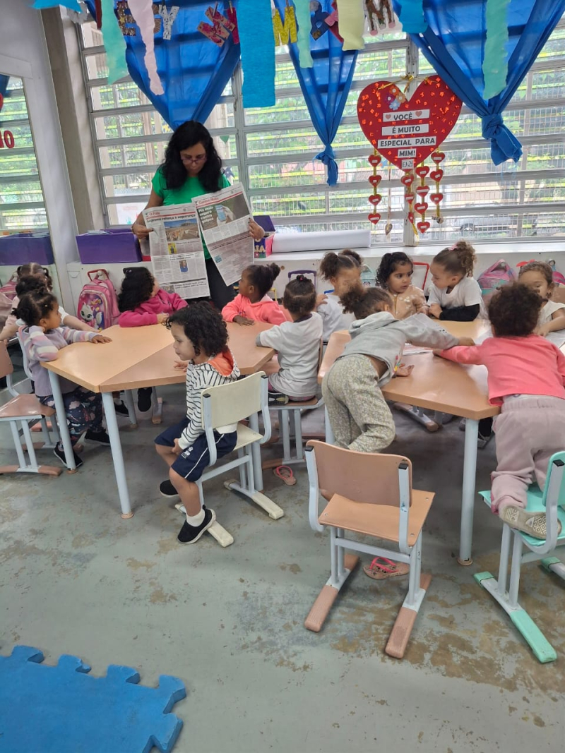 A professora Cláudia promoveu um momento de troca e aprendizado com as crianças da EI 21, explorando juntos o jornal impresso.<br />
Durante a conversa, os pequenos compartilharam o que viam nas imagens, reconheceram letras e expressaram suas curiosidades sobre o que é uma notícia.<br />
A atividade estimulou a oralidade, a escuta atenta e o protagonismo infantil, aproximando as crianças do universo da comunicação.