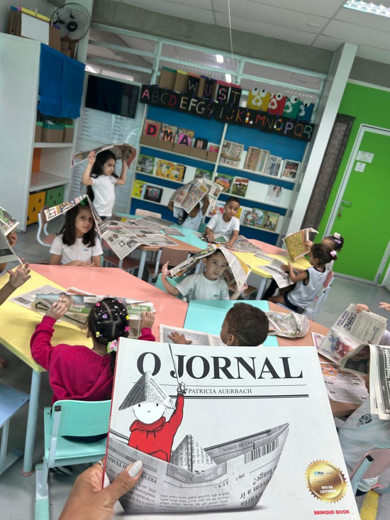 A turma EI 54 vivenciou uma experiência rica e significativa ao explorar o jornal impresso e o livro “O Jornal”.<br />
A partir da leitura e do manuseio, as crianças puderam conhecer de perto esse importante meio de comunicação, observando imagens, letras e diferentes tipos de textos.<br />
A atividade despertou a curiosidade, promoveu a oralidade e ampliou o repertório cultural dos pequenos, que se encantaram em descobrir como as notícias são compartilhadas com o mundo.