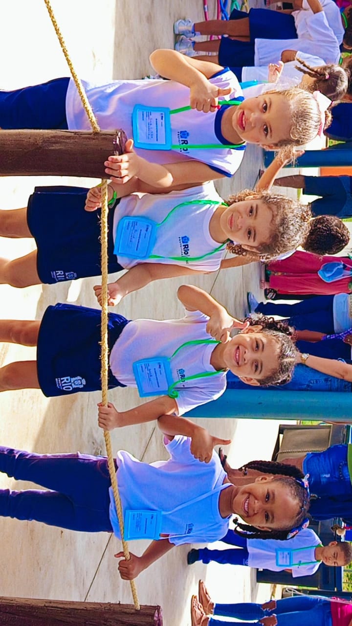 As crianças do PRE 1 - EDI Alyrio Cavallieri, exploram o Parque Oeste, vivenciando momentos de descobertas e aprendizagem ao ar livre.