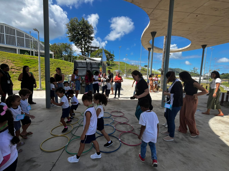 Brincadeira de amarelinha africana, explorando não apenas o movimento e a coordenação motora, mas também aspectos da cultura afro-brasileira presentes na atividade. A prática favorece a socialização, o respeito às regras coletivas e a interação entre os colegas, proporcionando um aprendizado significativo de forma lúdica e prazerosa. Além disso, a brincadeira estimula a atenção, a concentração e a percepção espacial, contribuindo para o desenvolvimento integral das crianças.