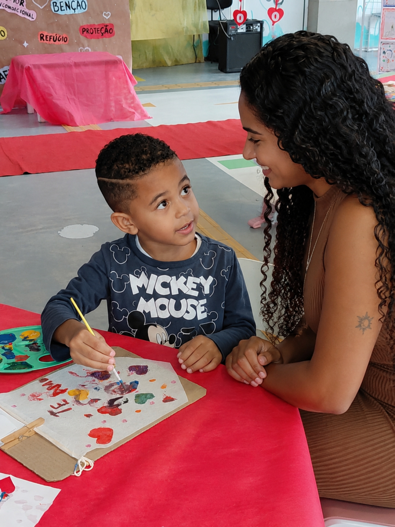 A troca de olhares, os sorrisos e a atenção em cada detalhe revelam a beleza dos vínculos construídos com carinho e presença.