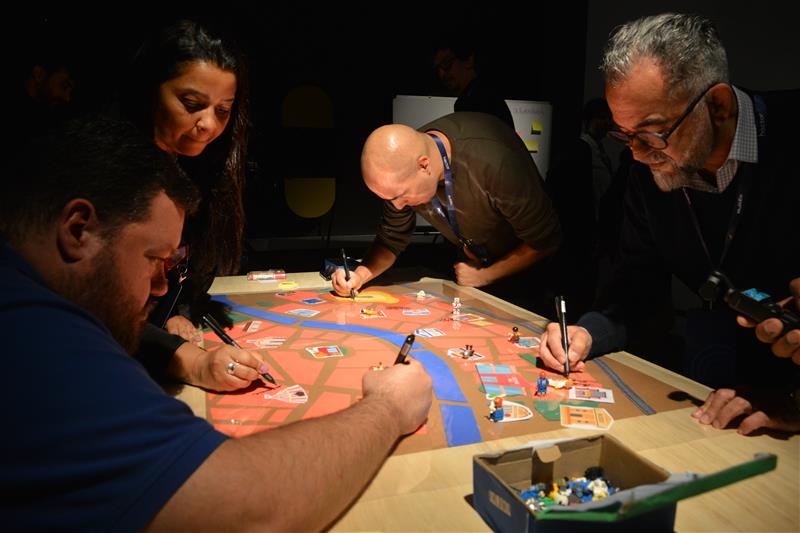 Gestores e pesquisadores participam de uma atividade com o mapa afetivo, desenhando equipamentos, memórias e elementos que representam o sentimento de pertencimento ao município.