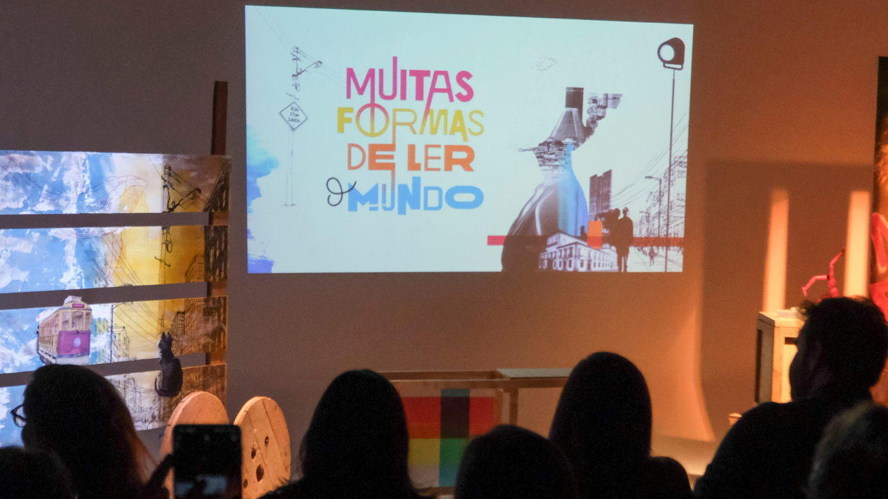 Público acompanha, em auditório, a projeção da identidade visual da série Muitas Formas de Ler o Mundo durante o evento de lançamento realizado na sede da MultiRio.
