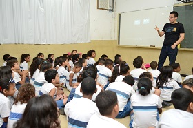 Astrônomos vão às escolas e respondem a curiosidades sobre o universo