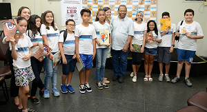 Escritor premiado conversa com alunos no Paixão de Ler