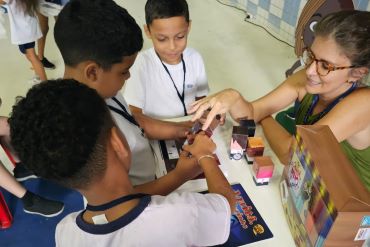 Jogo sobre segurança digital e paper toys estão nas oficinas da MultiRio na Escola de Férias 