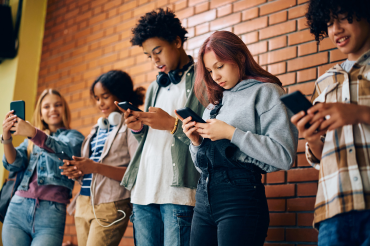 Volta às aulas sem celular: conheça a lei que regula o uso de eletrônicos nas escolas do Brasil 