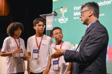 Jovens Repórteres da ANDAR acompanham coletiva de imprensa durante Reunião de Chanceleres do BRICS