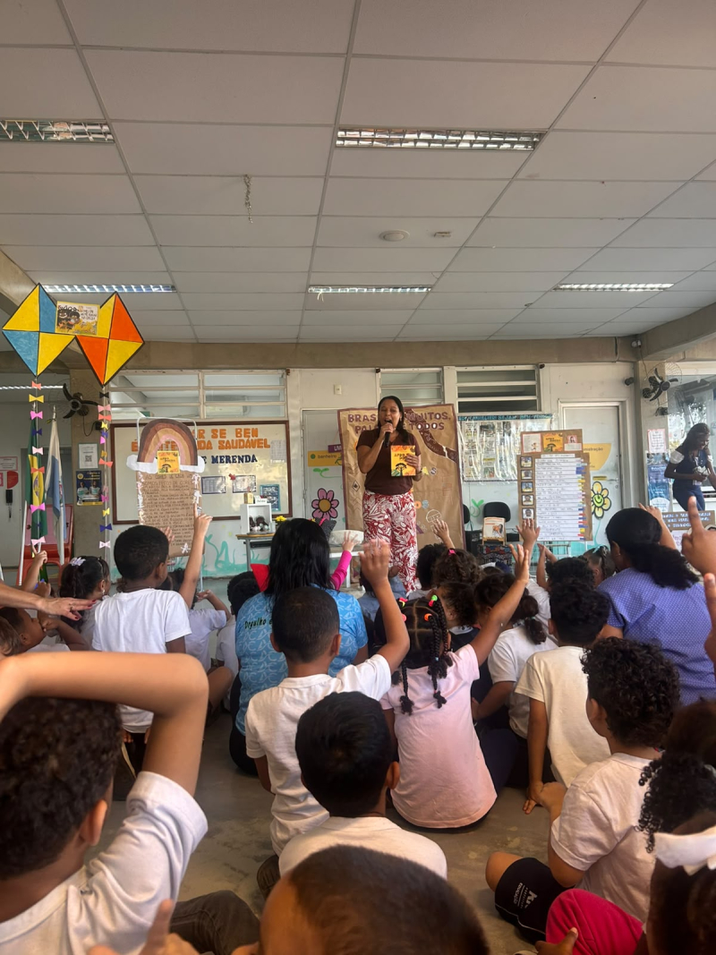 Com o tema “Brasil de Muitos, Palco de Todos”, nossas crianças tiveram a oportunidade de vivenciar a poesia de forma significativa, percebendo que a palavra também pode ser uma forma de conhecer o mundo, expressar sentimentos, valorizar histórias e reconhecer diferentes maneiras de ser e existir.