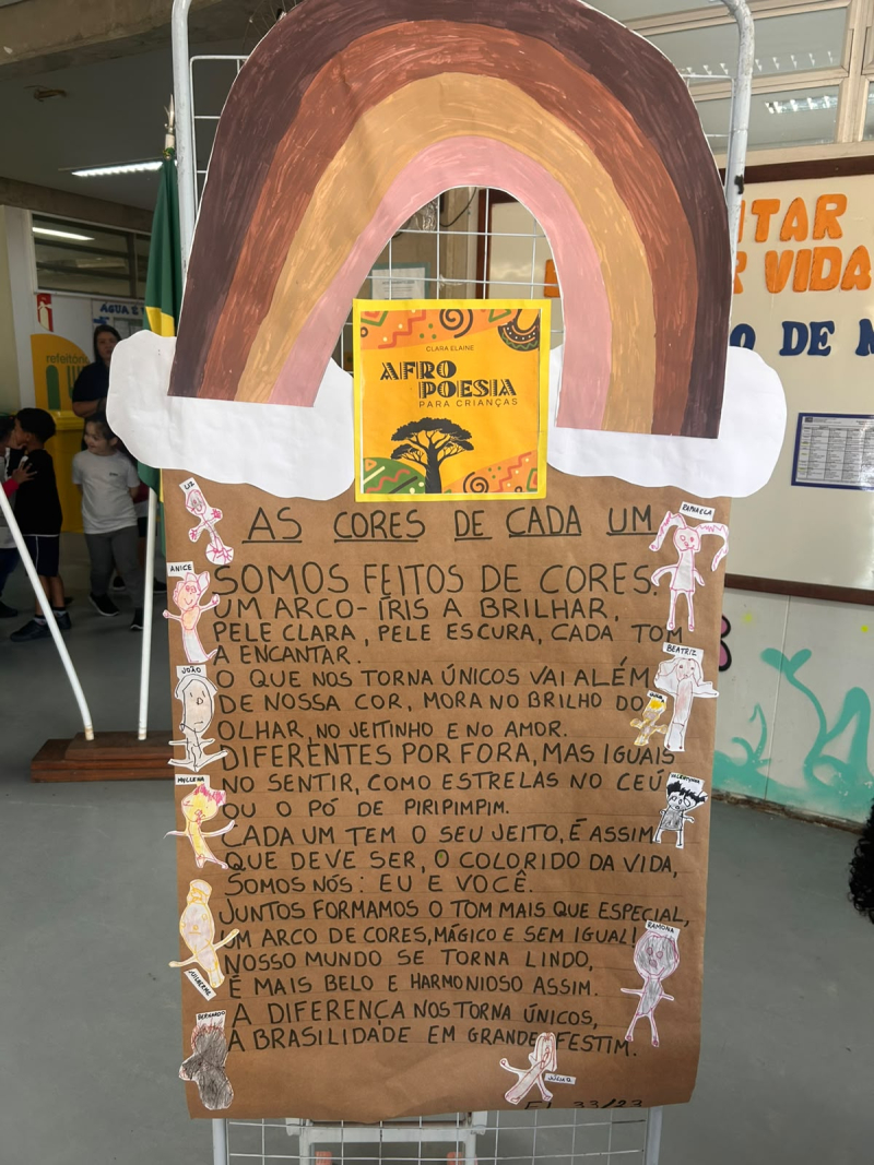 Brasil de muitos, palco de todos.<br />
Muitas cores, muitas histórias, muitas vozes.<br />
E uma infância inteira para descobrir, criar e transformar.<br />
<br />
✨ EI 23 e EI 33, juntos, celebrando a diversidade, a criatividade e o protagonismo das nossas crianças.