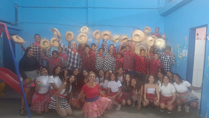 A Festa Junina da Escola Municipal Professor Oneres Nunes foi um verdadeiro sucesso e transformou a escola em um grande arraial, reunindo estudantes, familiares, professores, funcionários e a comunidade em uma tarde repleta de alegria, cultura e momentos inesquecíveis.