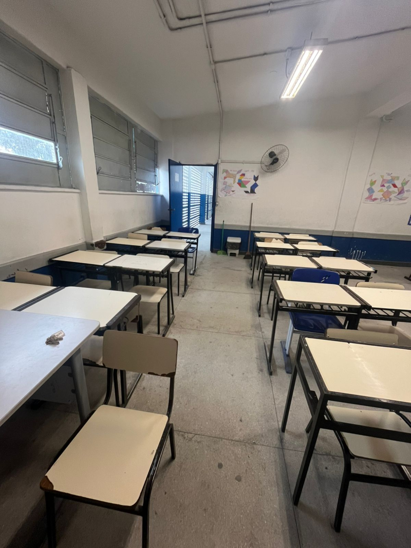 Sala de aulas antes da presença dos alunos.