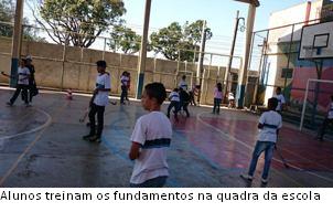 Alunos treinam na quadra da escola - dentro1