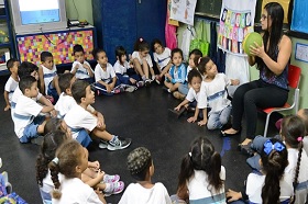 Roda de alunos com sua professora