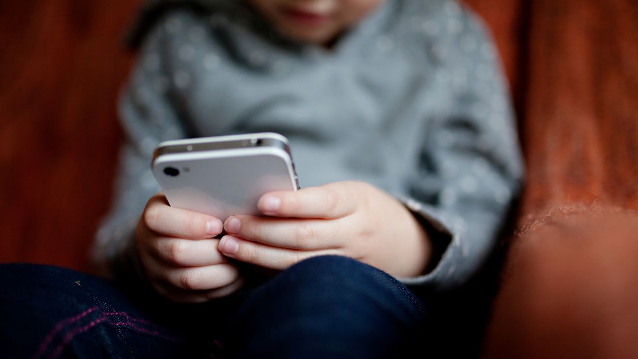 Adultização nas redes retoma debate sobre proteção infantil e educação midiática 