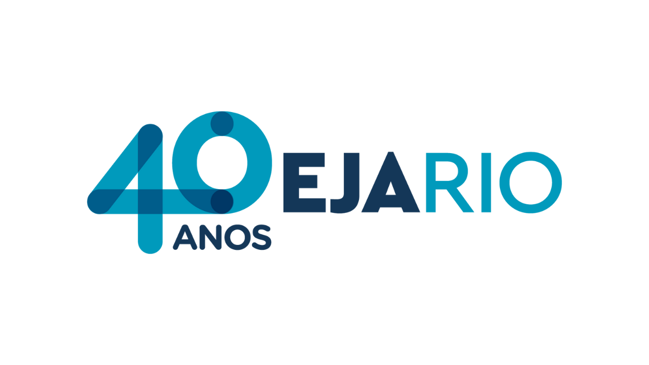 Logomarca dos 40 anos da EJA Rio. O número “40” aparece em azul com elementos circulares sobrepostos, seguido das palavras “ANOS” em azul-escuro e “EJA RIO” em azul-claro e azul-escuro. O fundo é totalmente branco.