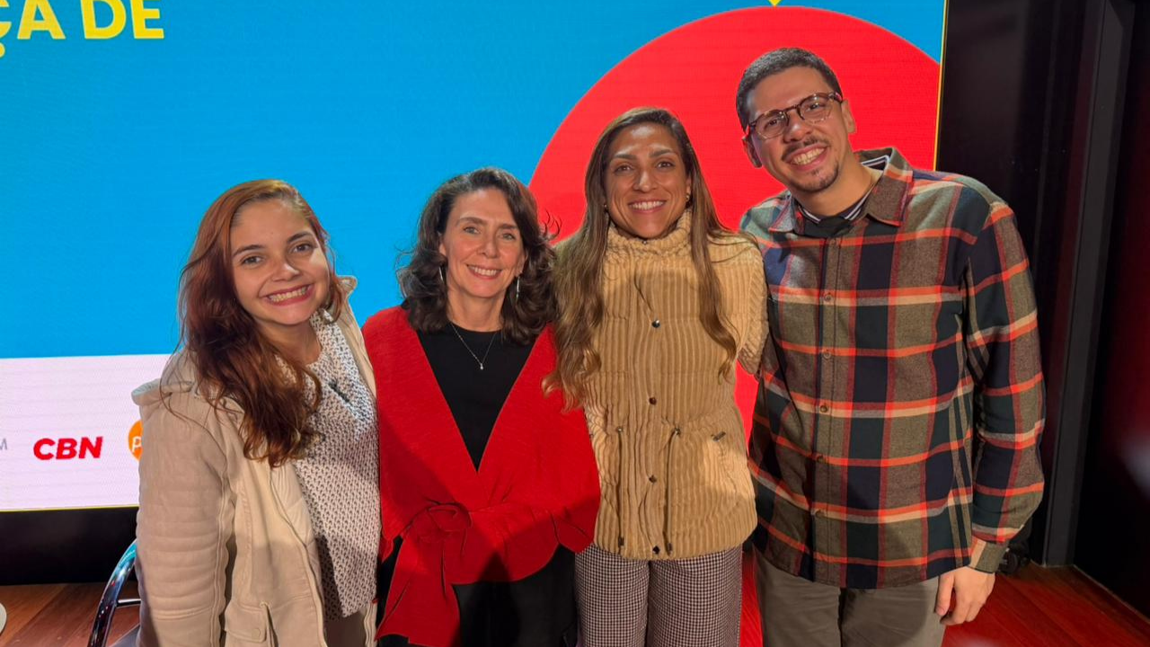 a esquerda para a direita, Natália Xavier, diretora de Mídia e Educação da MultiRio, Patricia Blanco, presidente do Instituto Palavra Aberta, Angelina Moreira, presidente da MultiRio, e Fábio Mendonça, gerente da ANDAR, durante o 4º Encontro Internacional de Educação Midiática, em São Paulo.
